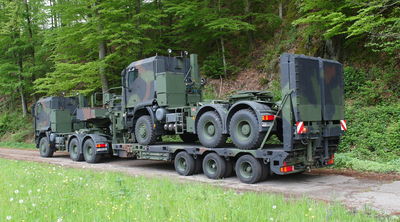 DOLL Defence Sattelauflieger für leichtes Gelände beladen mit Militärfahrzeug