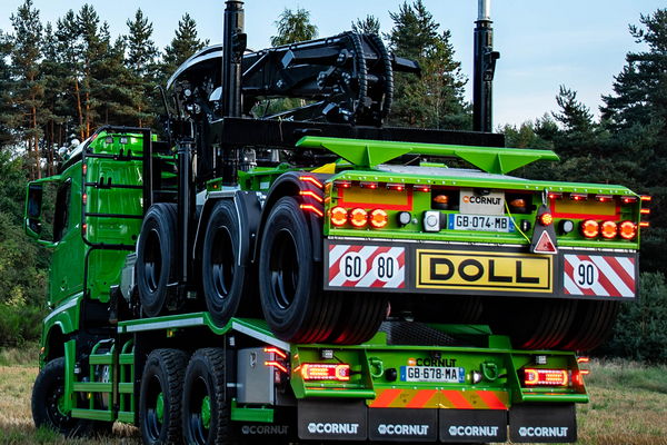 DOLL France Holz- und Forstmaschinentransport Langholzzug ohne Ladung im Wald