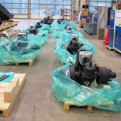 In einer Werkstatt verpackte Achsen für DOLL Defence Fahrzeuge auf Paletten.