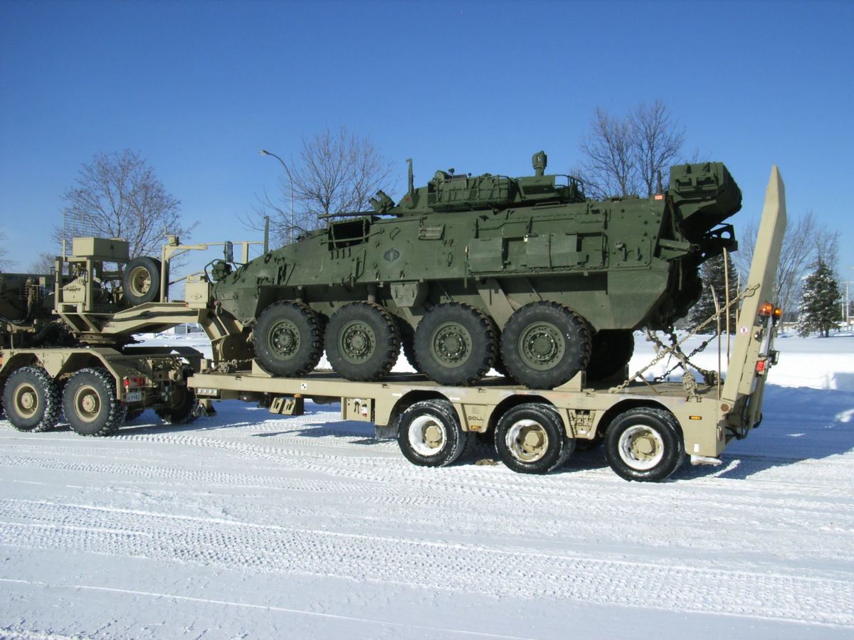 DOLL Defence Sattelauflieger für leichtes Gelände beladen mit Militärfahrzeug