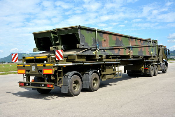 DOLL Defence Plattform-Sattelauflieger für leichtes Gelände beladen mit Militärfahrzeug